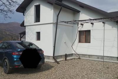 Casă cu 2 camere cu Teren 1100 Mp în Oituz - 3