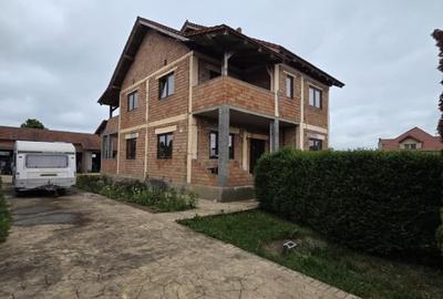 Casa cu etaj de vanzare in Vetis