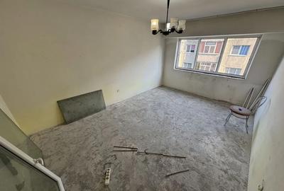 Apartament cu 3 camere decomandat în CET - 4