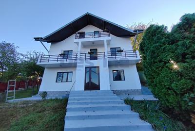 Casă individuală cu 4 camere în Bucium