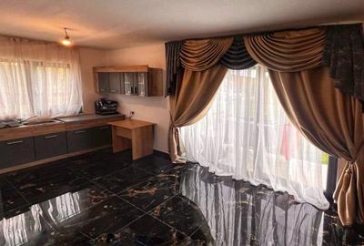 Casă cu 6 camere cu Canalizare în Central