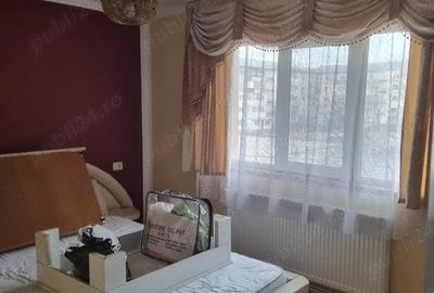 Apartament cu 3 camere semidecomandat în Central - 1