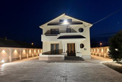Casă individuală cu 8 camere în Poiana