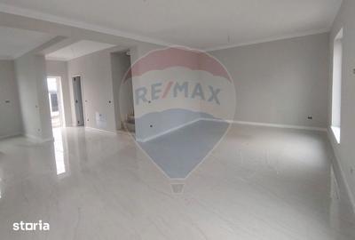 Casă cu 4 camere cu Teren 460 Mp în Golești - 4