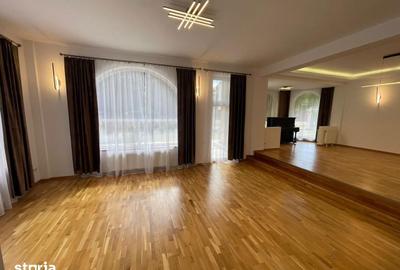 Casă cu 7 camere cu Teren 1000 Mp în Central