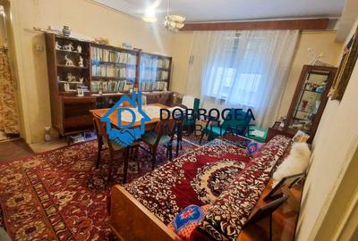 Apartament cu 3 camere semidecomandat, mobilat în Piața Veche