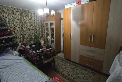 Apartament cu 3 camere semidecomandat în Micro III - 8