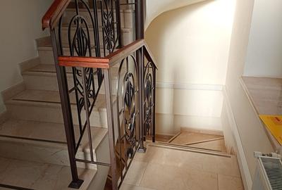 Casă cu 4 camere cu Canalizare în Central - 3