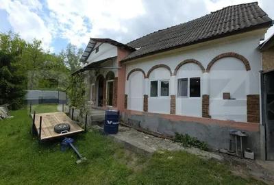 Casă cu 4 camere cu Teren 2000 Mp în Central - 2