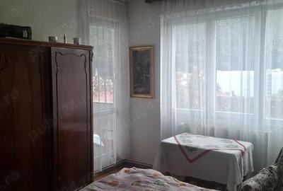 Apartament cu 3 camere decomandat în Cetatea - 4