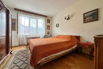 Apartament cu 3 camere semidecomandat în Dealul Cetății