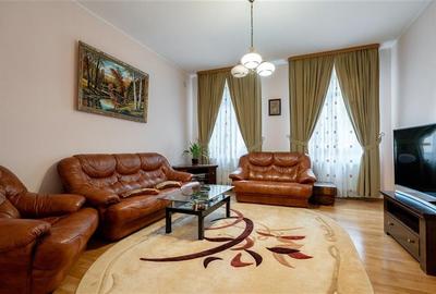 Conac de Lux cu Piscină și Grădină Impresionantă, î - 4