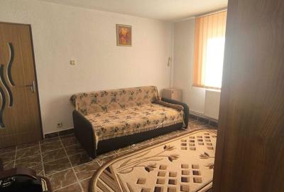Apartament cu 2 camere semidecomandat în Micro 6 - 7