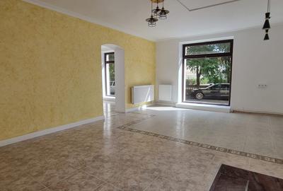 Spatiu comercial central la parter de inchiriat