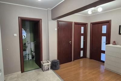 Apartament cu 4 camere decomandat în CET - 6