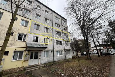 Apartament cu 3 camere semidecomandat în 9 Mai - 14