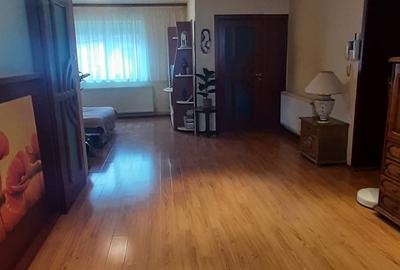 Casă cu 4 camere în Noua - 7