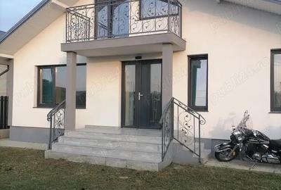 Casă cu 4 camere în Central - 2