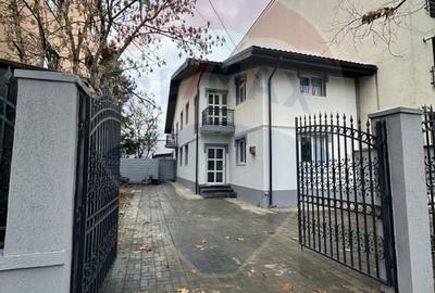 Casa cu 8 camere si 300mp curte, de inchiriat in zona Bd. Gloriei - 22