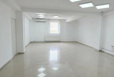 Spațiu comercial, de 90 mp, în Republicii