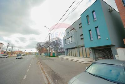 Cladire multifunctionala de vanzare - spatiu comercial + 2 apartamente - 2