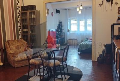 Apartament cu 3 camere semidecomandat în P-ța Victoriei