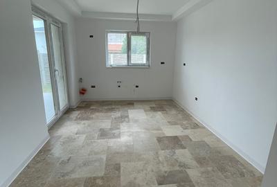 Casa cu garaj, lângă Carrefour, la asfalt - 5 camere, 3 băi - 5