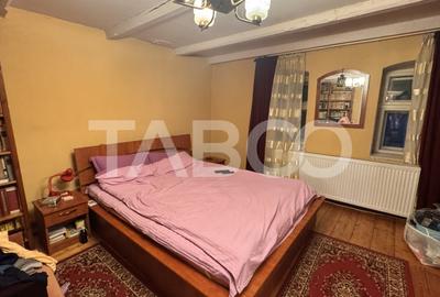 Casa de vanzare cu curte spatioasa loc relaxare si gradina Cornatel - 2