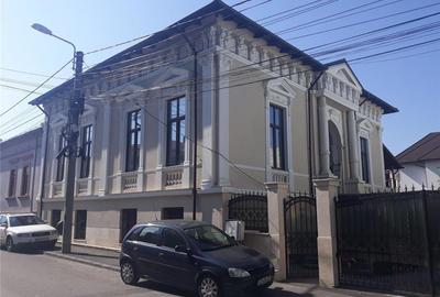 Casă cu 12 camere cu Teren 550 Mp în Central - 1