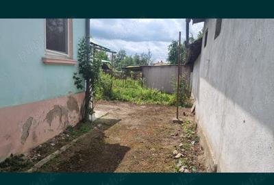 Vand casa cu curte cu gradina, situata central. - 1