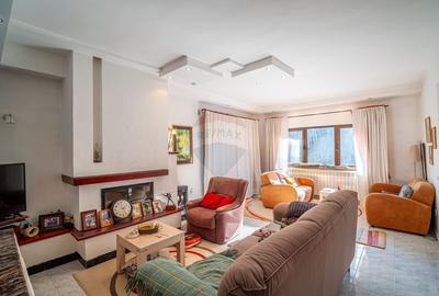 Casă individuală cu 5 camere cu Teren 680 Mp în Central - 1