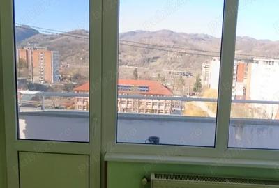 Apartament cu 3 camere semidecomandat în Vulcan - 2