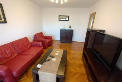 INCHIRIEZ apartament 4 camere decomandat,renovat,zona Strand
