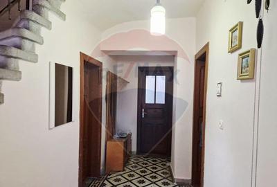 Casă cu 5 camere cu Teren 252 Mp în 1 Mai