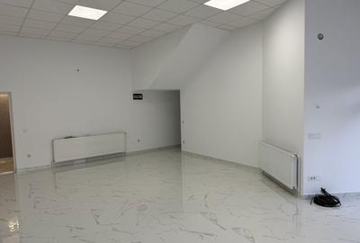 Spațiu comercial, de 75 mp, în Central - 4