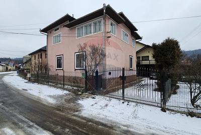 Casă cu 6 camere cu Teren 200 Mp în Central - 3