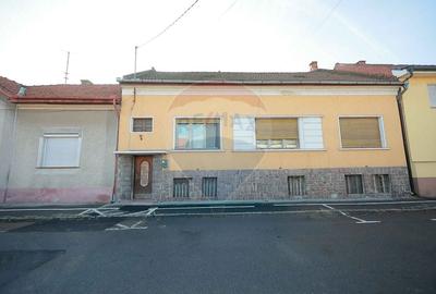 Casă Evreiască de Vânzare, Singur în Curte în zona Ultracentral - 2