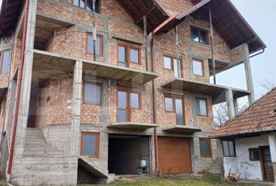 Casă cu 5 camere cu Canalizare în Luna - 18