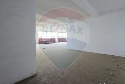 Spațiu comercial, de 2,428 mp, în Nord
