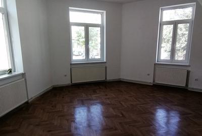 Casă cu 4 camere în Central - 1