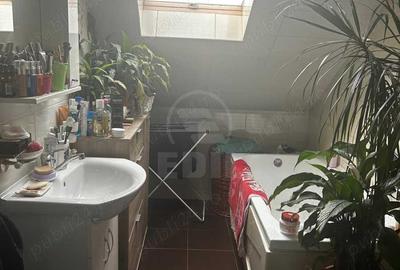 Apartament cu 3 camere semidecomandat în Florești