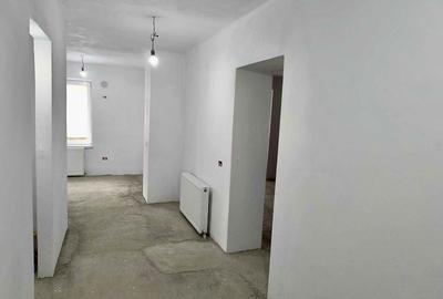 Apartament cu 3 camere decomandat în Petros - 2