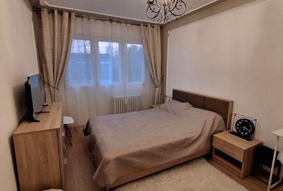 Apartament cu 2 camere semidecomandat, mobilat în Podul de Piatră