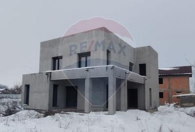 Casă cu 5 camere cu Teren 1210 Mp în Câmpineanca - 1