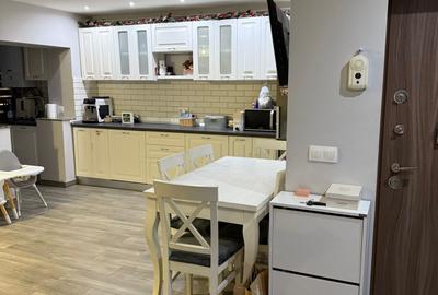 Apartament cu 3 camere decomandat, mobilat în Sud