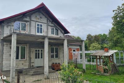 Casă cu 3 camere cu Teren 300 Mp în Central - 2