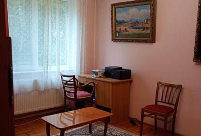 Enescu, zona Albina, 2 camere, decom., etaj 1 - 3