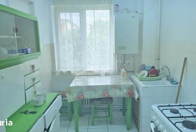 Apartament cu 3 camere semidecomandat în Gojdu