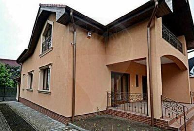Casă cu 8 camere în Central