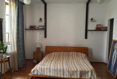 Casă cu 4 camere cu Teren 880 Mp în Central - 1